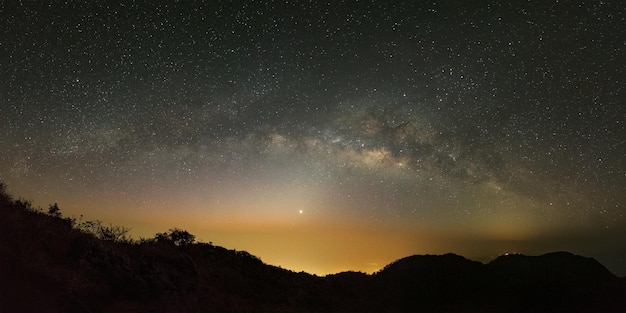 Vía Láctea galaxia con estrellas y polvo espacial en el universo