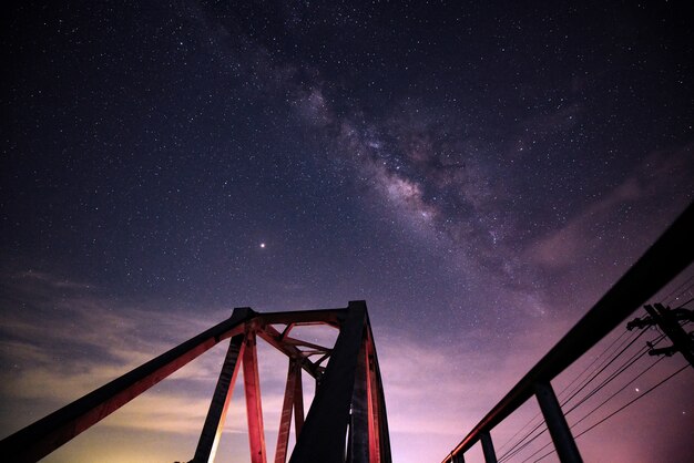 Foto vía láctea galaxia con estrellas en el puente ferroviario.