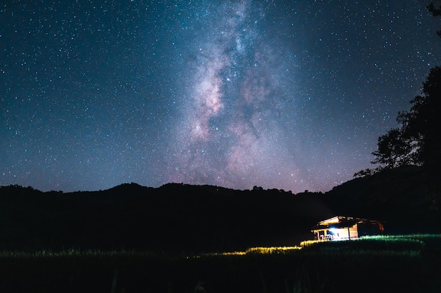 Vía Láctea galaxyhermosas estrellas en la noche