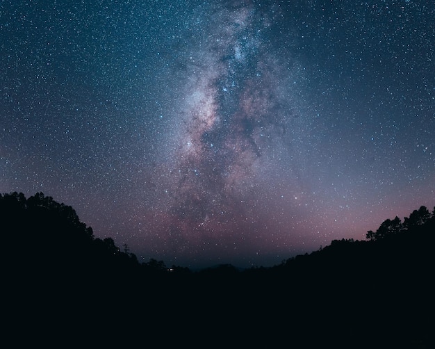 Vía Láctea galaxyhermosas estrellas en la noche