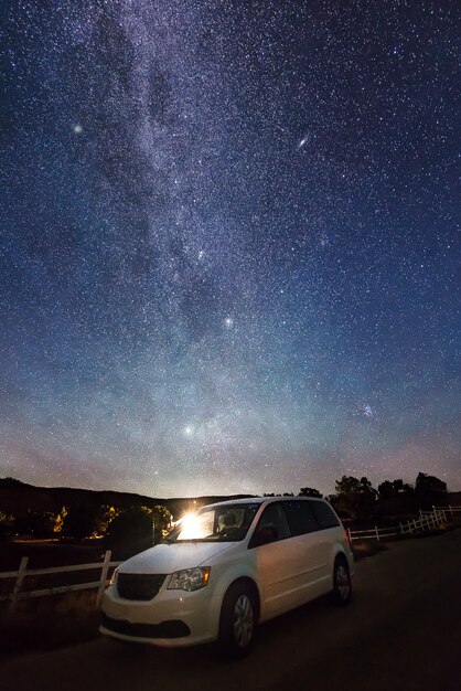 Vía Láctea y hermosa estrellada en la noche oscura.