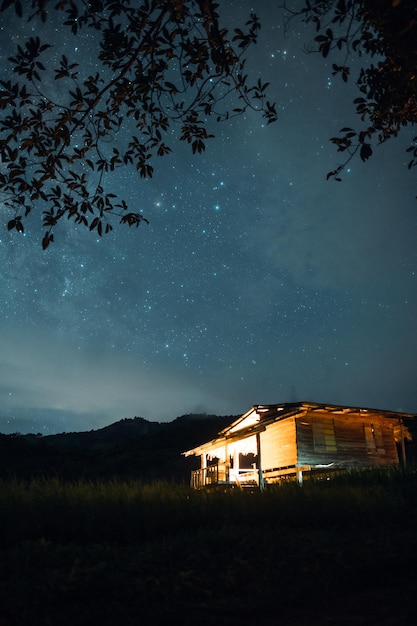 Vía Láctea y hoguera de noche en el campo.