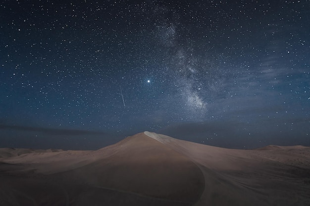 Via Láctea no deserto à noite