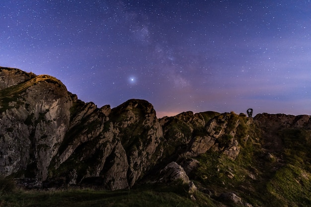 Vía Láctea sobre la cima de una hermosa montaña