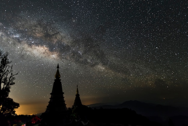 Foto via láctea sobre dois pagode no parque de nação de montanha doi inthanon