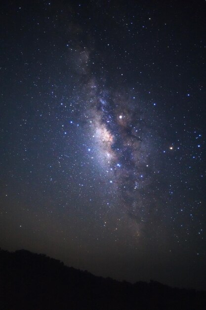 Vía Láctea sobre la montaña con estrellas y polvo espacial en el universo en el Parque Nacional Phu Hin Rong Kla