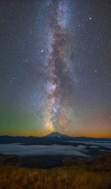 Via Láctea sobre o monte Elbrus