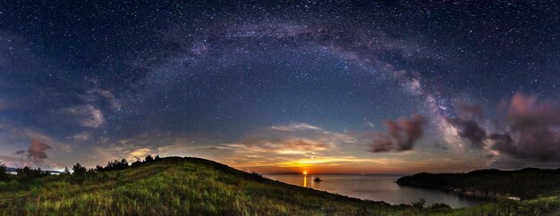 Foto vía láctea sobre el paisaje del mar. existe algo de ruido de iso alto