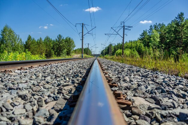 Una vía de tren con un cielo azul de fondo