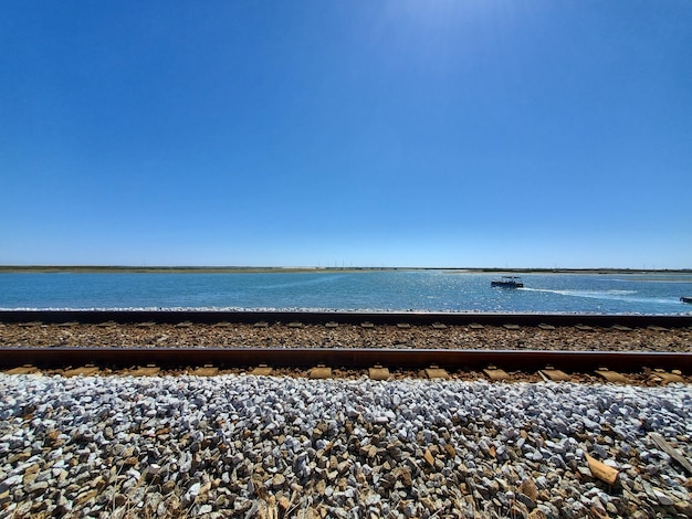 Foto vía de tren en faro, en la costa del este de algarveportugal