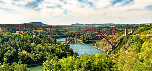 Viaducto de Garabit, un puente de arco de ferrocarril construido por Gustave Eiffel