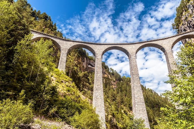 Foto viaducto de landwasser en los alpes suizos panorama del puente ferroviario alto en suiza