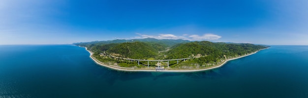 El viaducto zubova schel es un puente de carretera dzhubga adler federal road vista aérea de la conducción de automóviles alon