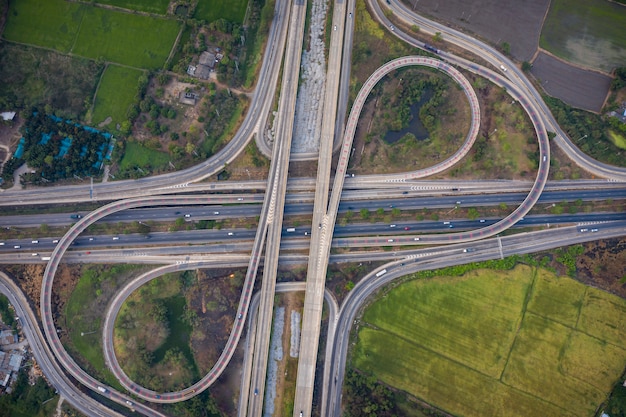 Viaduto da auto-estrada do intercâmbio da vista aérea e conexão da estrada de anel da estrada