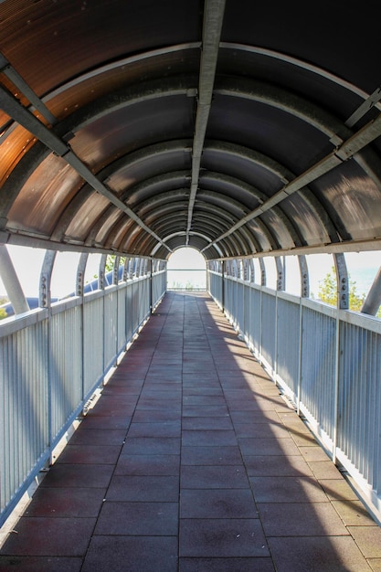 Viaduto da rodovia. Passagem segura para pedestres