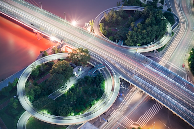 Foto viaduto das trilhas leves, belas curvas.