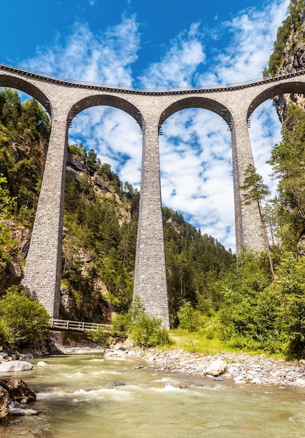 Viaduto Landwasser nos Alpes Suíços visão vertical da ponte ferroviária na Suíça
