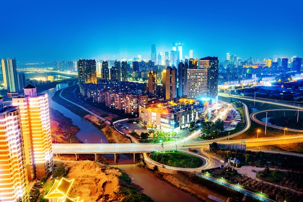 Foto viaduto urbano moderno à noite