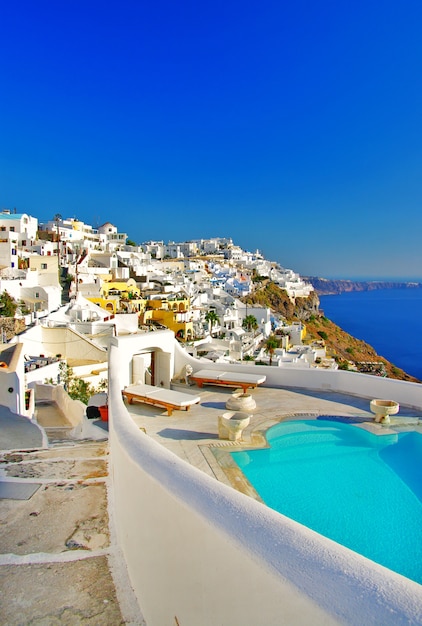 Viagem à Grécia. férias maravilhosas na ilha de Santorini. Resort de luxo com piscina na vila de Oia