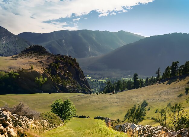 Foto viagem através de uma paisagem rural montanhosa de tirar o fôlego