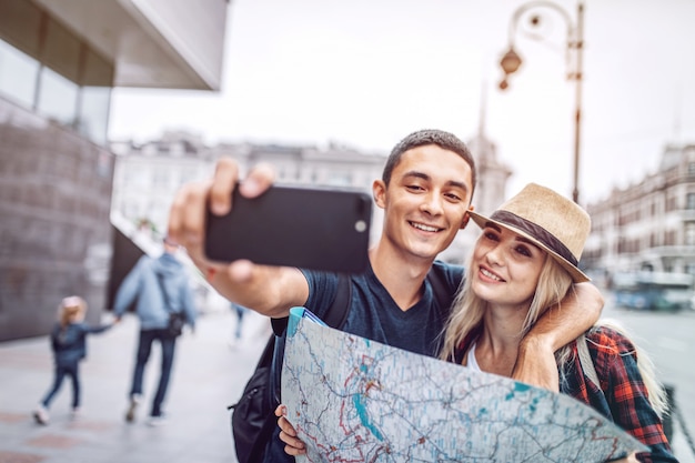 Viagem casal tomando selfie na rua