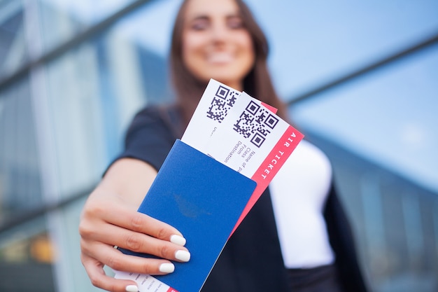 Viagem. Closeup, de, menina, segurando, passaportes, e, embarque, passagem, em, aeroporto