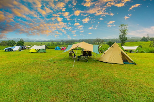 Viagem de acampamento nas montanhas Parque Nacional Thung Salaeng Luang Tailândia