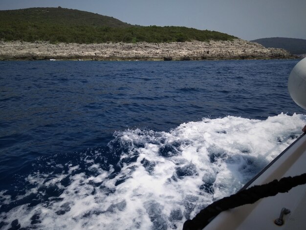 Viagem de barco. vista do convés de um barco em uma viagem. vista de barcos e montanhas. as ondas estão chegando.