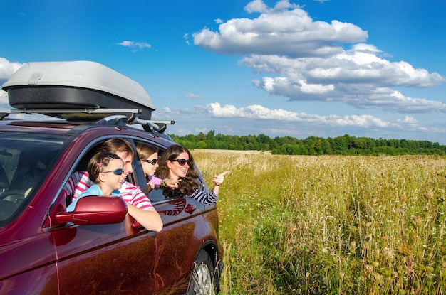 Viagem de carro da família na viagem de férias pais felizes com filhos no carro da família