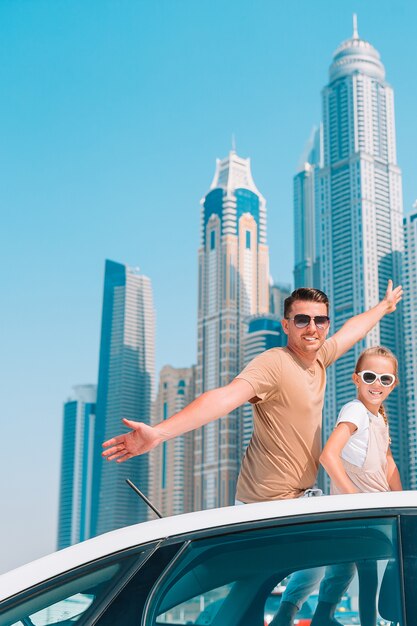 Viagem de carro de verão e jovem família de férias