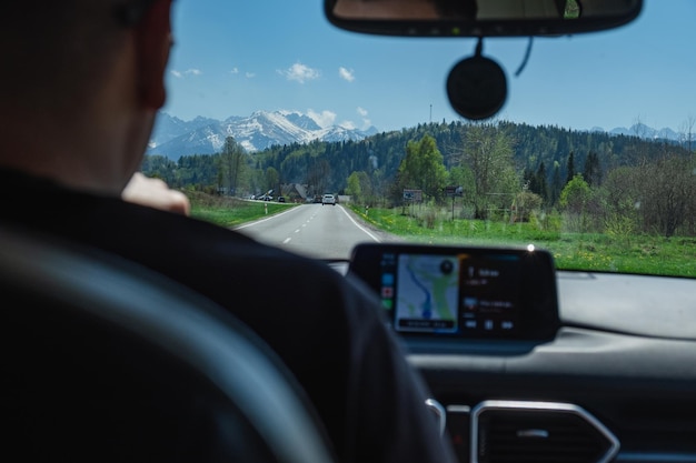 Viagem de carro para as montanhas