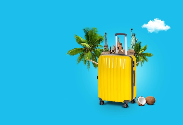 Viagem de conceito Uma mala com vistas do mundo com palmeiras em um fundo azul Feriados e férias