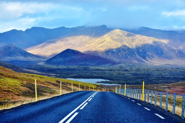 Foto viagem de estrada grundarfjordur na islândia