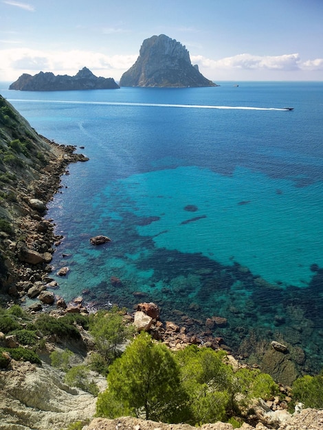 Viagem de férias de prazer para a ilha branca das baleares descobrindo ibiza