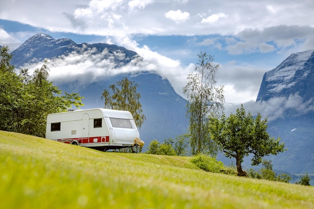 Viagem de férias em família em rv, viagem de férias em autocaravana, caravana de férias. bela natureza paisagem natural da noruega.