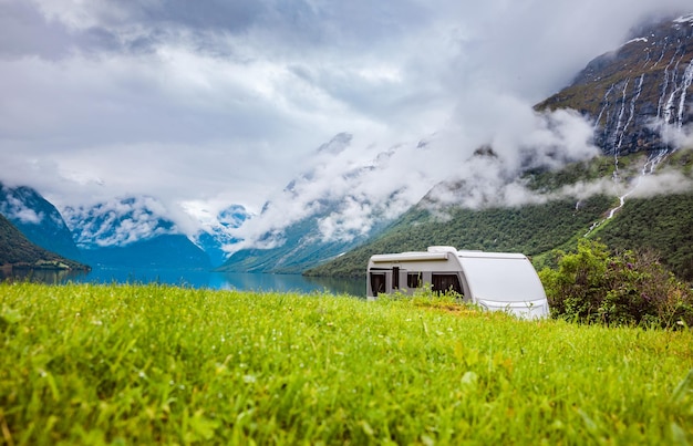 Viagem de férias em família RV, viagem de férias em autocaravana, férias de carro de caravana. Bela paisagem natural da Noruega da natureza.