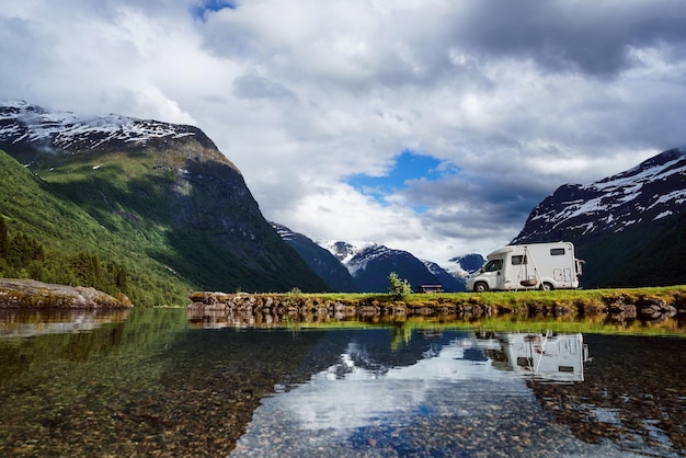 Viagem de férias em família RV, viagem de férias em autocaravana, férias de carro de caravana. Bela paisagem natural da Noruega da natureza.