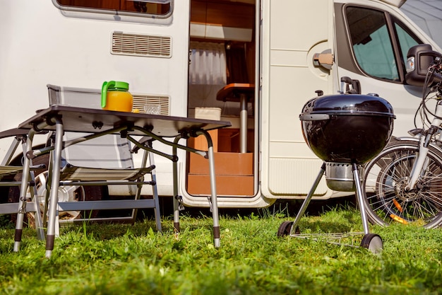 Viagem de férias em família RV, viagem de férias em autocaravana, férias de carro de caravana. Piquenique com churrasqueira ao ar livre.