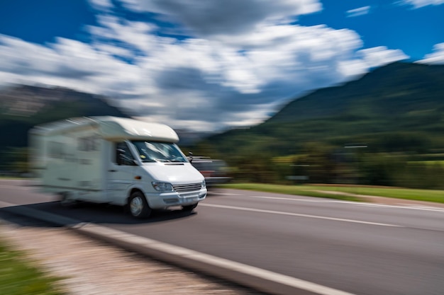 Viagem de férias em família, viagem de férias em motorhome RV, férias em carro de caravana. Bela natureza Itália paisagem natural Alpes. Aviso - tiro autêntico, há um desfoque de movimento.