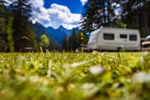 Viagem de férias em família, viagem de férias em motorhome RV, férias em carro de caravana. Bela natureza Itália paisagem natural Alpes.