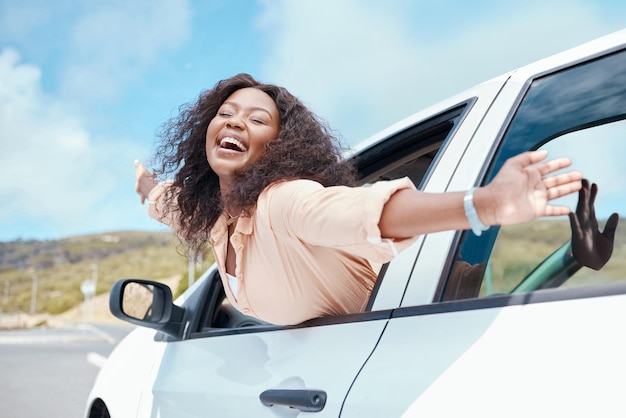 Foto viagem de liberdade e mulher negra na janela do carro para o verão relaxar e feliz na estrada da aventura rural viagem de férias e transporte com passageira em viagem de férias ao ar livre
