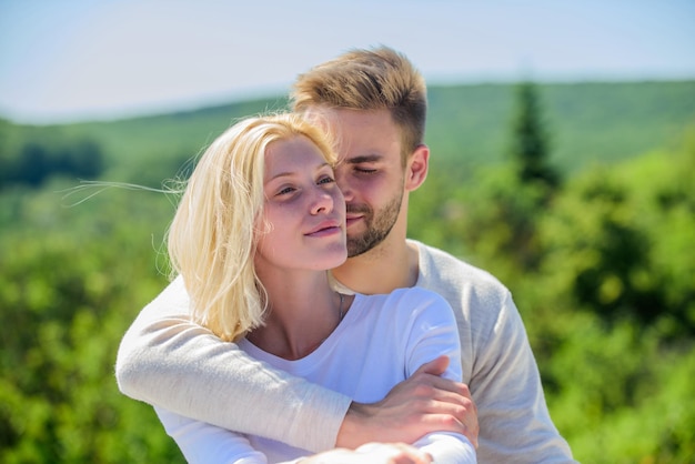 Viagem de lua de mel jovem família ele a faz feliz feliz por estar juntos entendendo e apoiando relacionamento romântico casal apaixonado homem e menina sorrindo valores familiares