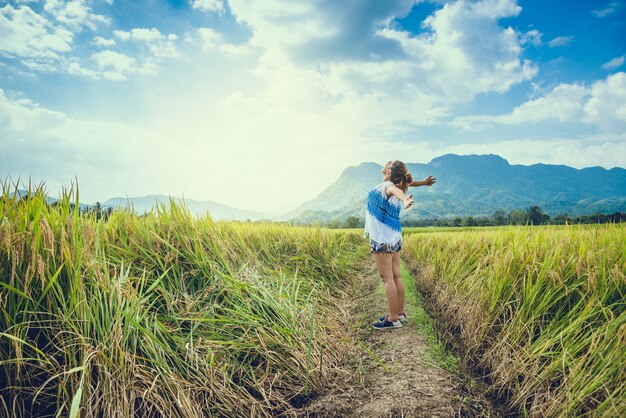 Viagem de mulher asiática relaxar no feriado