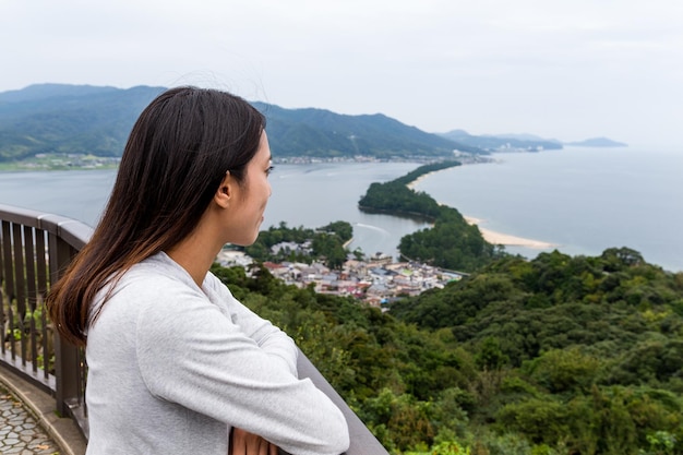 Viagem de mulher em amanohashidate no Japão