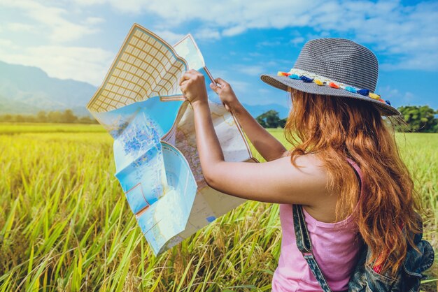 Viagem de mulheres asiáticas relaxe no feriado