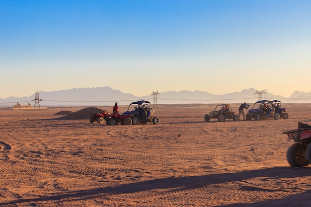 Viagem de safári pelo deserto egípcio dirigindo carros de buggy