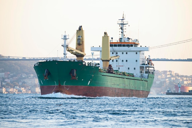 Viagem de um navio mercante pelo Estreito de Bósforo, do Mar de Mármara ao Mar Negro, na República da Turquia