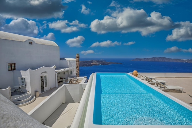 Viagem de verão de luxo e paisagem de férias. Piscina vista mar. Arquitetura branca em Santorini