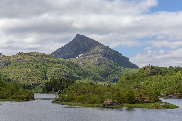 Viagem de verão na bela noruega. fim de semana de viagem, férias