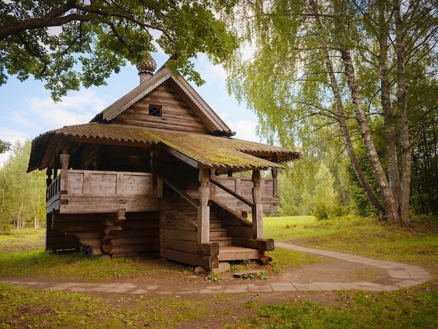 Foto viagem de verão para a rússia cidade de torzhok museu arquitetônico e etnográfico vasilevo edifícios típicos do tipo norte uma casa e celeiros carelianos